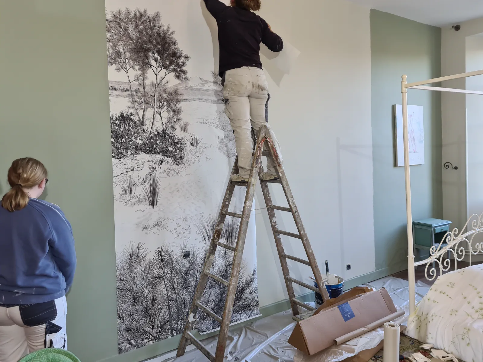 Pose de papier peint dans une chambre