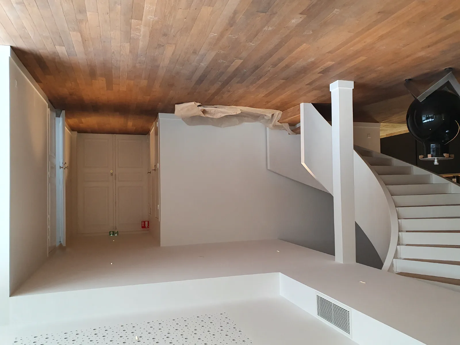 Murs, escalier et plafond peints en blanc