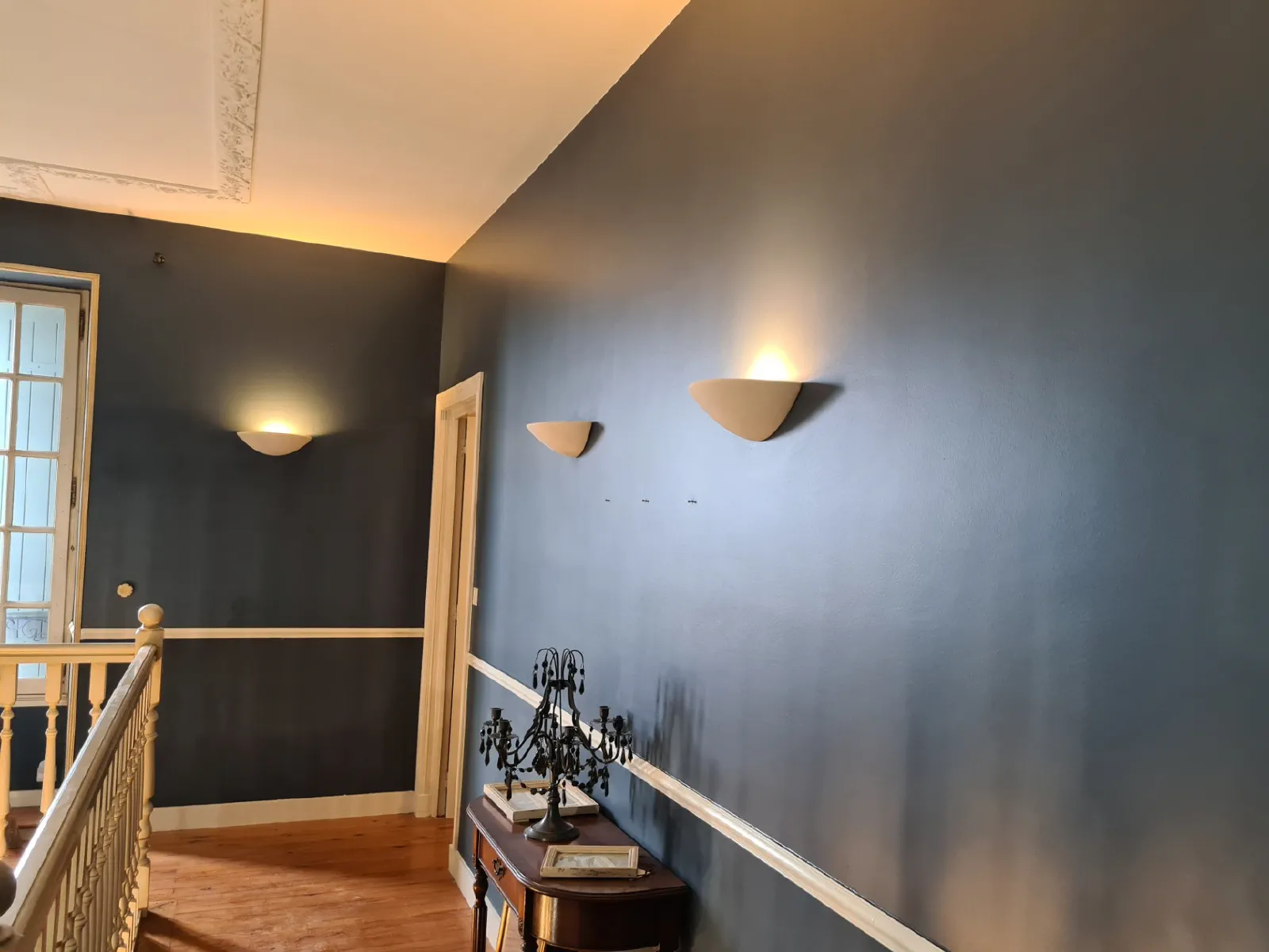 Mur intérieur peint en gris anthracite