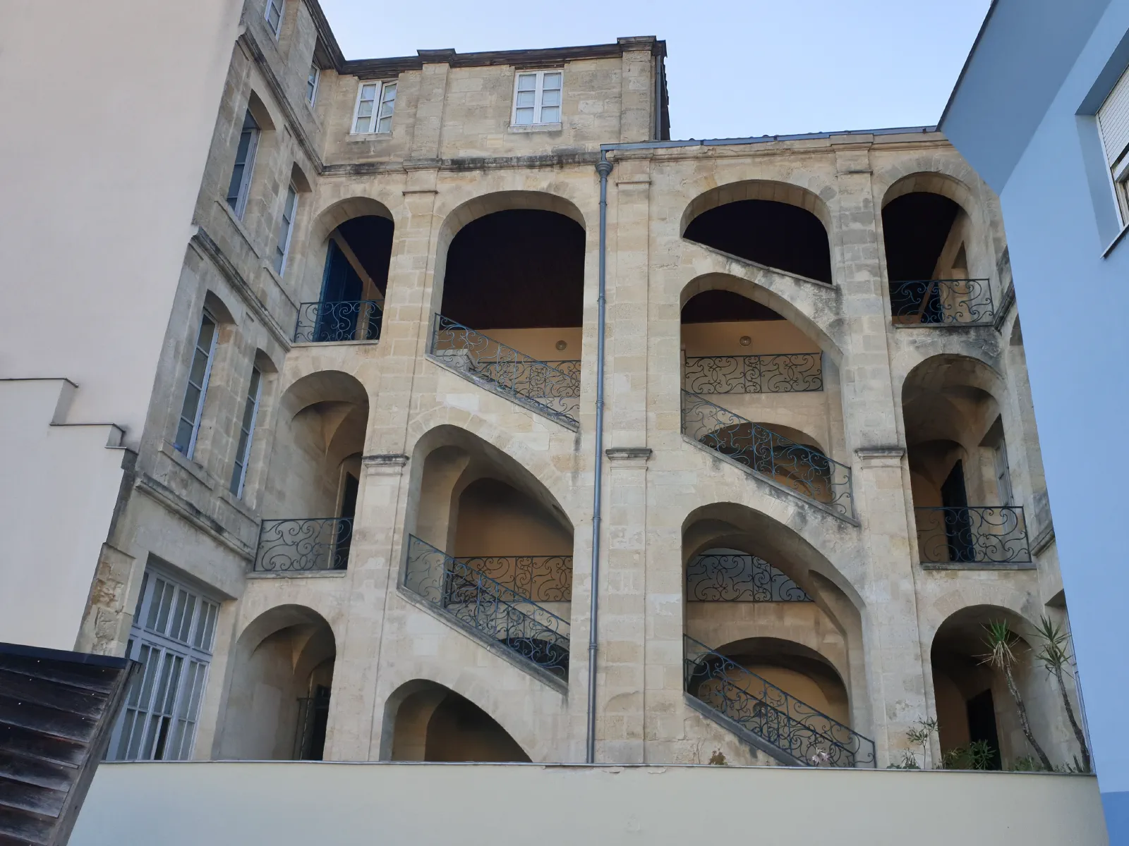 Peinture d'escalier dans un bâtiment